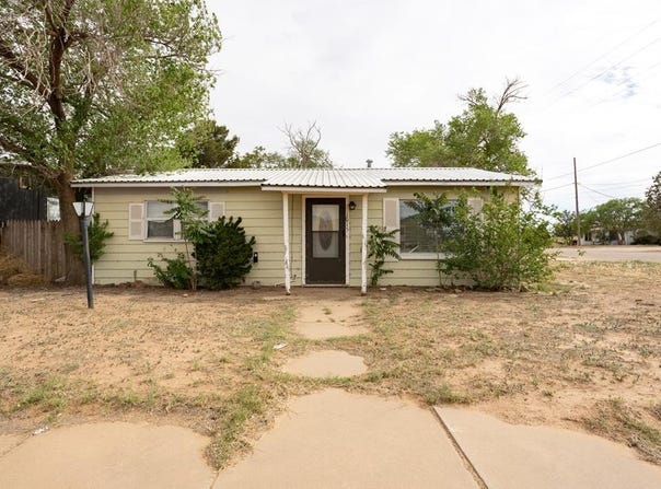 1015 10th St, Seagraves, TX 79359