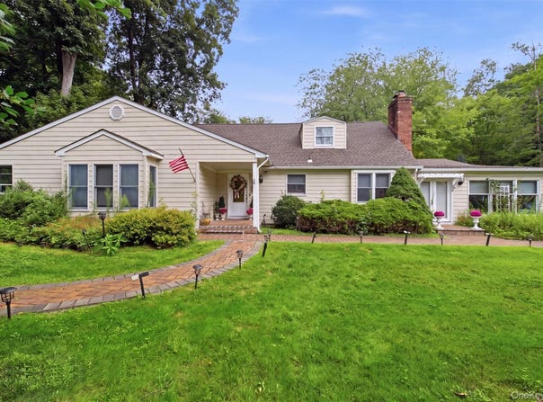 19 Eckernkamp Drive, Smithtown, NY 11787