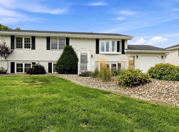 106 Kellie Court, Epworth, IA 52045