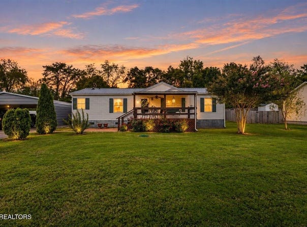171 E Memorial Drive, Jacksboro, TN 37757
