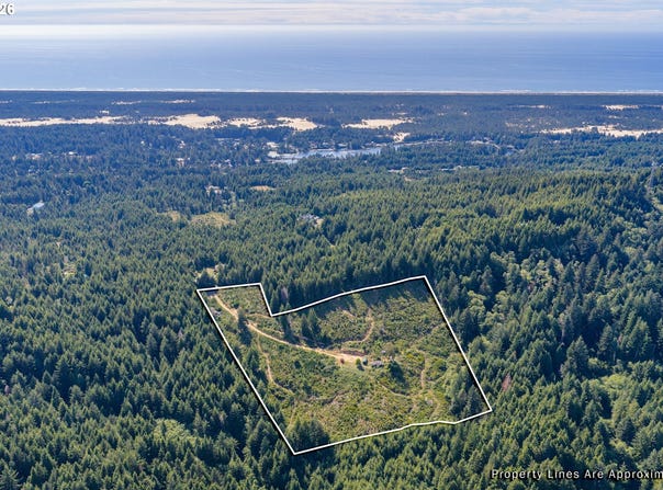 70113 STAGE Rd, NorthBend, OR 97459