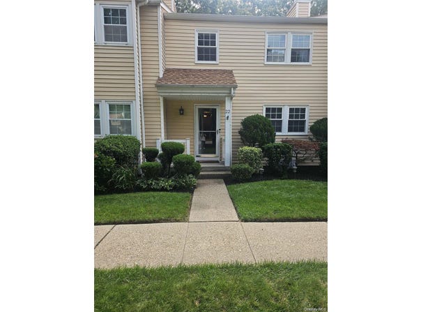 22 Chase Commons, Yaphank, NY 11980