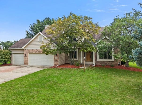 2 Cranbrook Circle, Madison, WI 53719