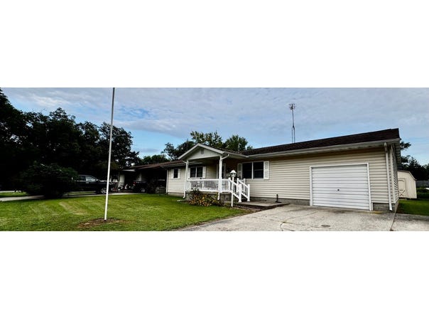 403 Cora St, Carmi, IL 62821