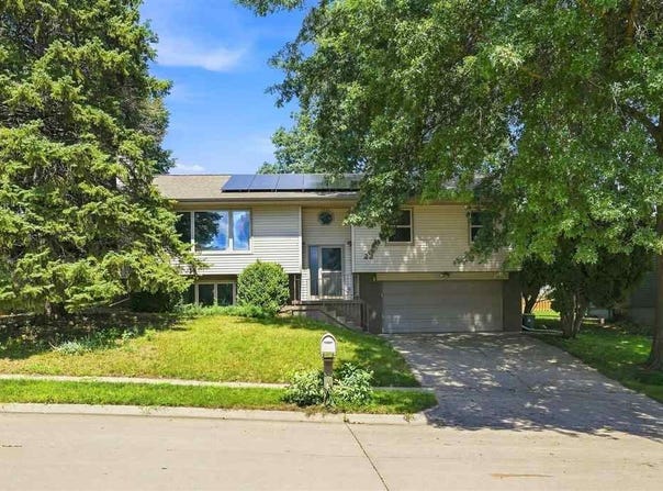 22 Wrexham Dr, IowaCity, IA 52246
