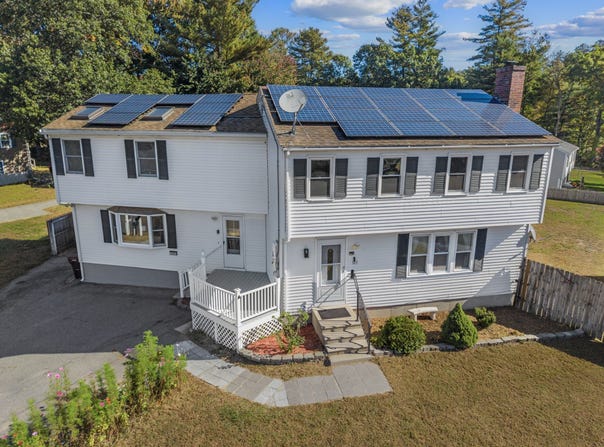 105 Freda Ln, Lowell, MA 01854