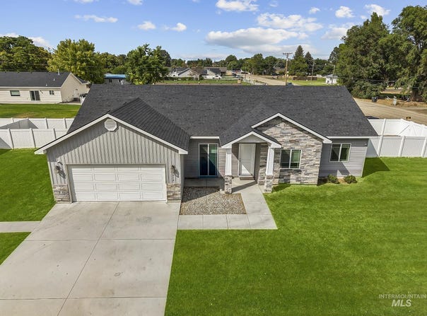 1916 14th Dr, Heyburn, ID 83336