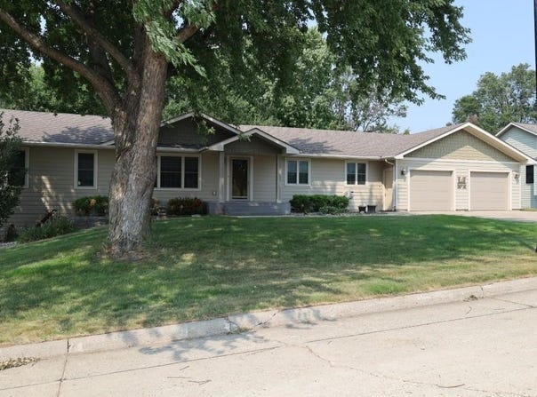 201 Crestview Drive, Rock Rapids, IA 51246