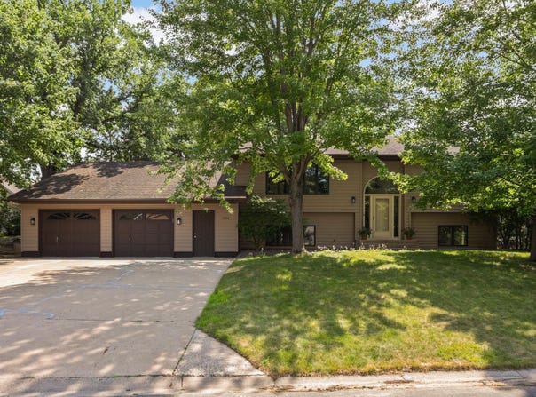 2064 Pin Oak Drive, Eagan, MN 55122