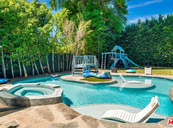 5923 N Corbin Ave, Tarzana, CA 91356