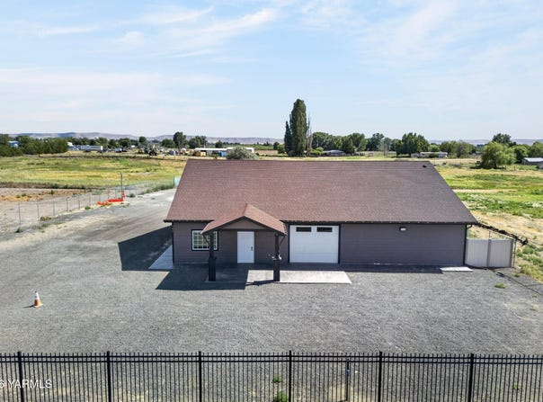 506 E Stover Rd, Grandview, WA 98930