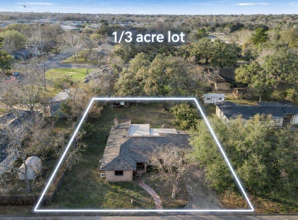 927 E Walnut St, La Grange, TX 78945