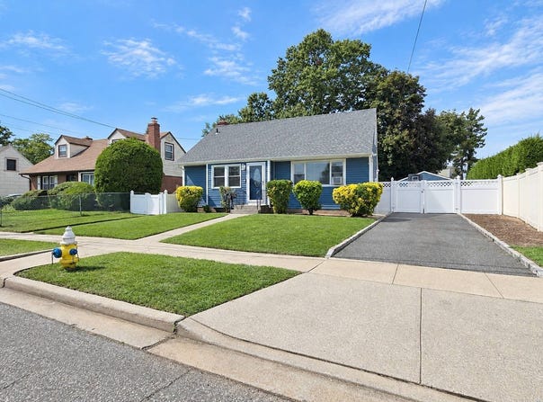 678 Clinton Ave, Uniondale, NY 11553