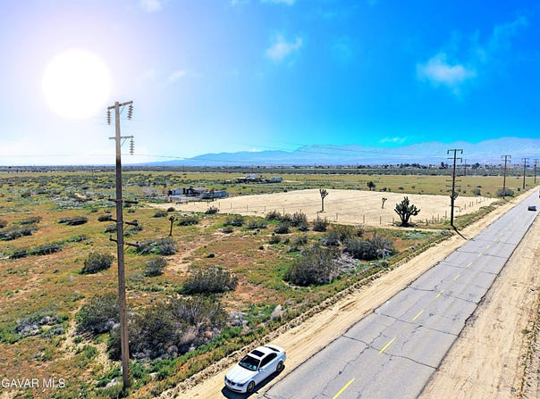 Cor 110th, Sun Village, CA 93543