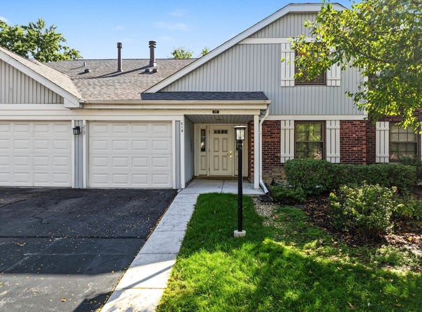 215 Brookston Drive, Schaumburg, IL 60193