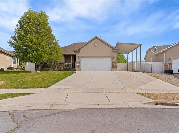 949 E CHRIS Cir, Clearfield, UT 84015