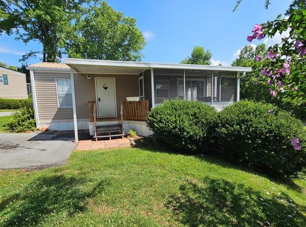 26 N Front Street, Franklin, NC 28734
