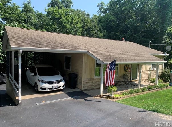 1223 W Cape Rock Drive, Cape Girardeau, MO 63701