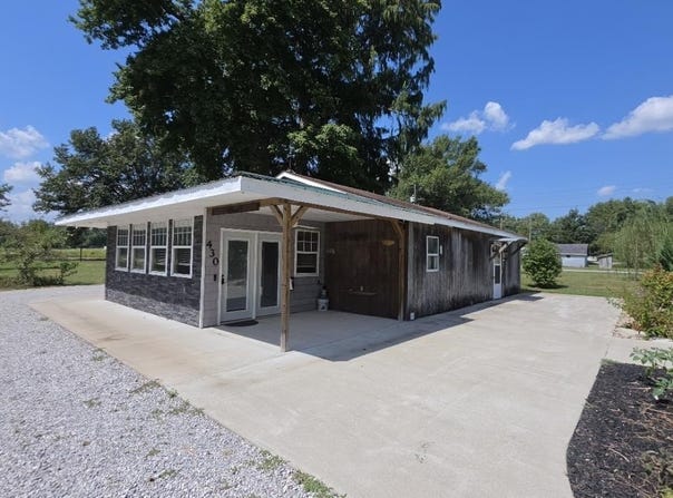 430 S Laughlin Street, Lyons, IN 47443