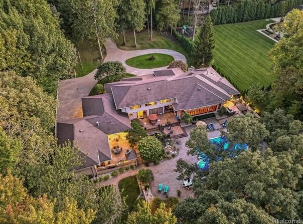 17477 IRIS Circle, Clinton Twp, MI 48036
