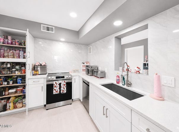 2209 N RECKER Road, Mesa, AZ 85215