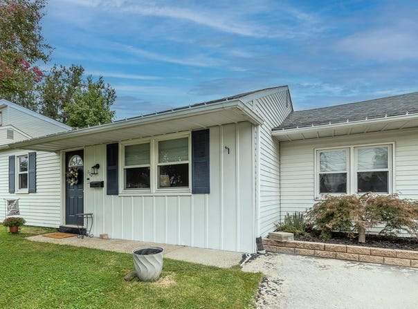 110 OAK Avenue, BELLMAWR, NJ 08031