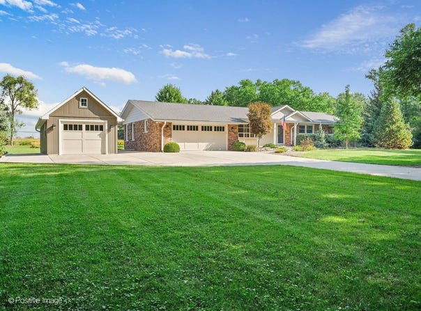 28W224 Robin Lane, West Chicago, IL 60185