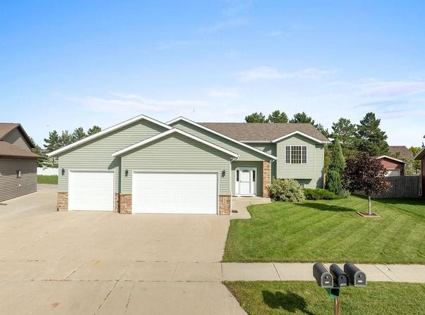 1905 26th St, Minot, ND 58701