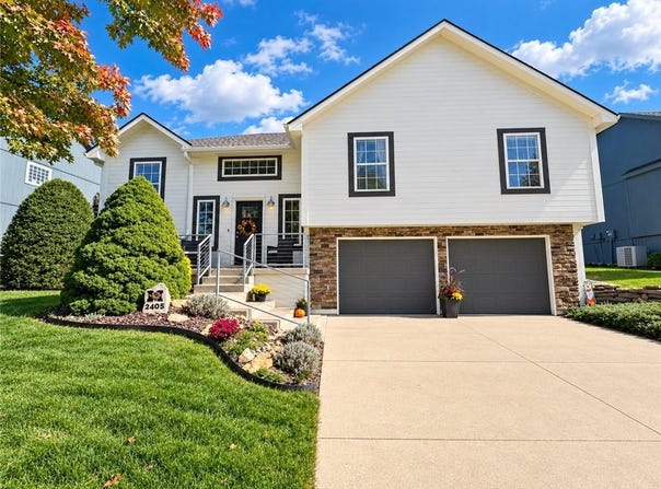 2405 Woodhaven Lane SW, Lee's Summit, MO 64082