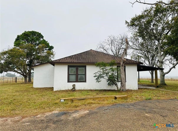 1696 E Fm 884, Yorktown, TX 78164