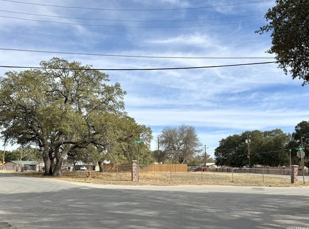 WASHINGTON, Devine, TX 78016