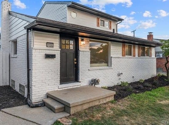 31202 Summer Lane E, Fraser, MI 48026