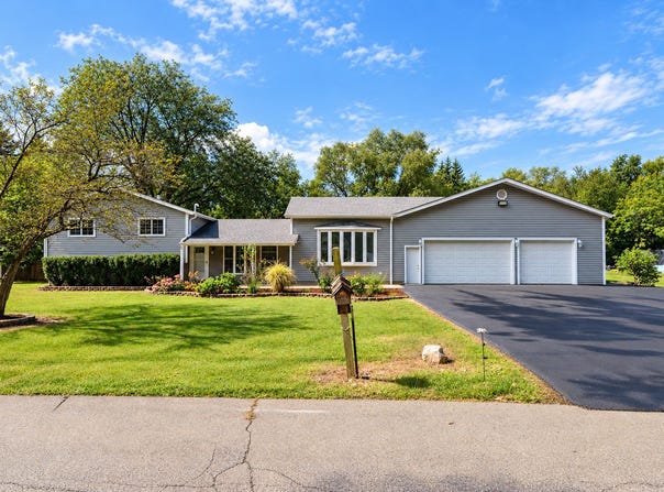 5N712 Garden Avenue, Roselle, IL 60172