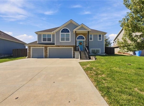 824 N Oak Terrace, Tonganoxie, KS 66086