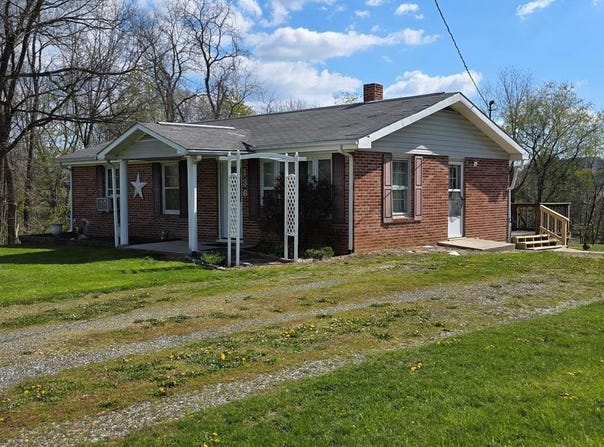 136 Virginia Ave, Max Meadows, VA 24360
