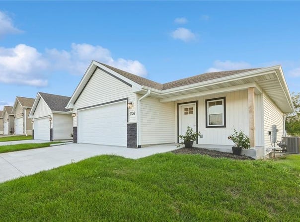 7104 Waterview Dr, Cedar Rapids, IA 52404