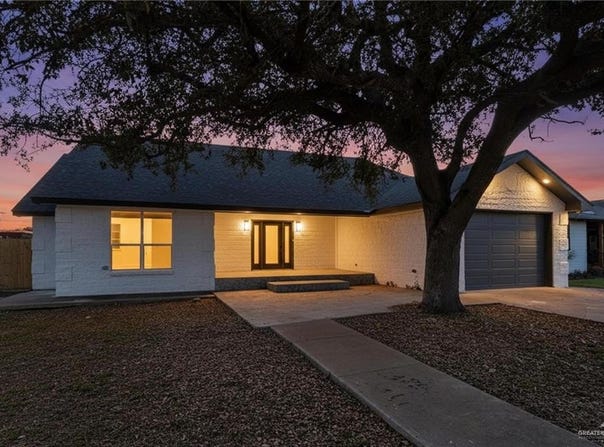 829 W White Avenue, Raymondville, TX 78580
