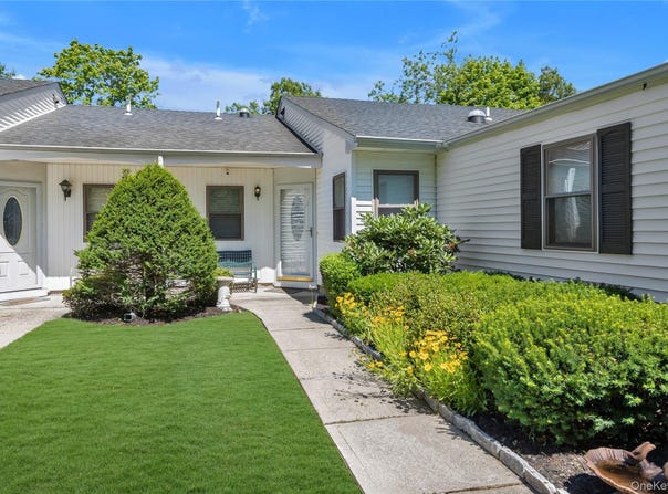 42 Knolls Drive, Stony Brook, NY 11790