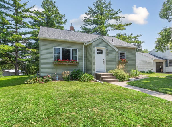 707 N Hennepin Street, Winthrop, MN 55396