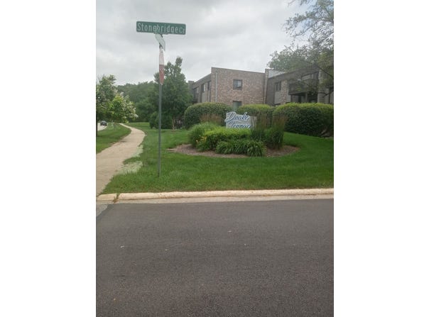 1480 Stonebridge Circle, Wheaton, IL 60189