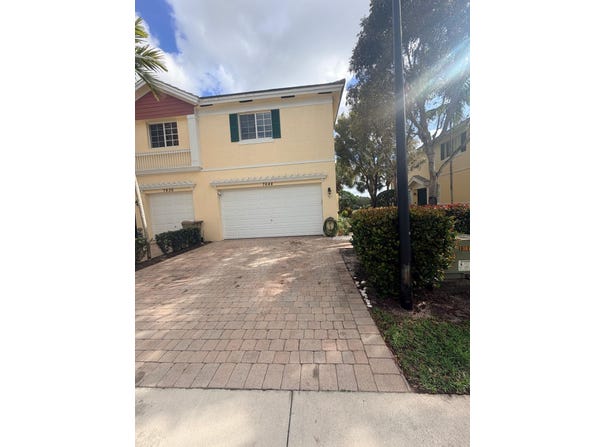 7644 Foxcroft Lane, Davie, FL 33328