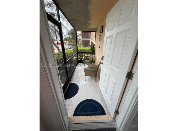331 Lakeview Dr, Weston, FL 33326