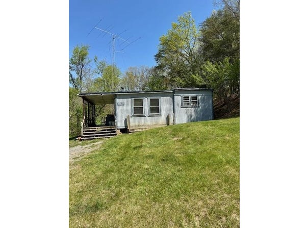 1142 Davis Ln, Vinton, VA 24179
