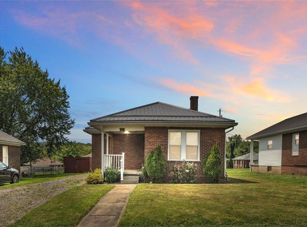 828 John St, Smith, PA 15054