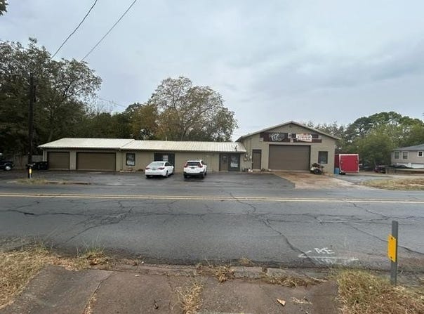 1211 S Armstrong Avenue, Denison, TX 75020
