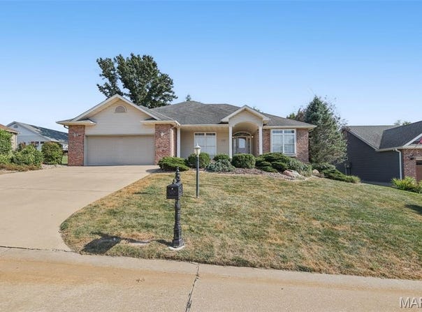 1403 White Oak Trail, Godfrey, IL 62035