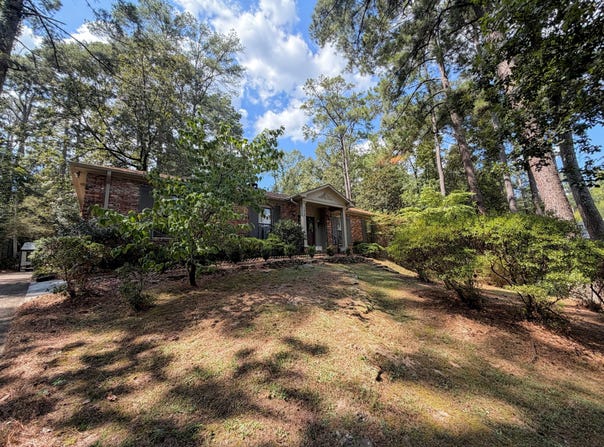 1319 Pinecrest Dr, Tupelo, MS 38804