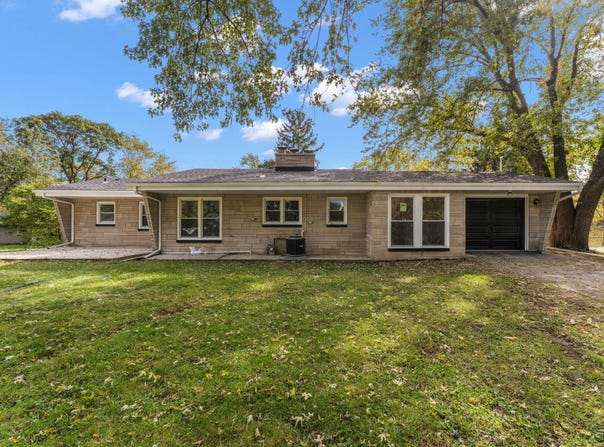 1110 Edgewood Drive, Schererville, IN 46375