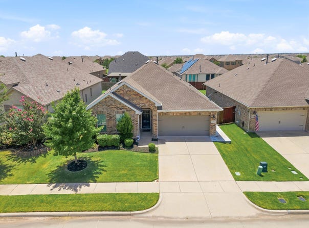 3925 Sunflower Drive, Aubrey, TX 76227