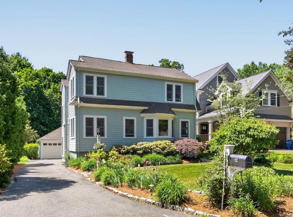 12 Middle St, Lexington, MA 02421